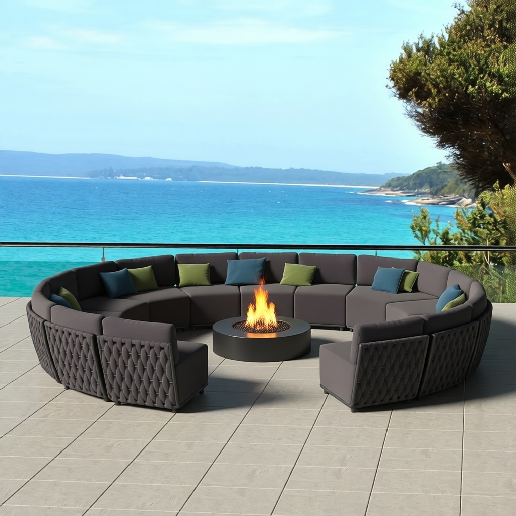 Полукруглая конфигурация дивана Модена вокруг костра