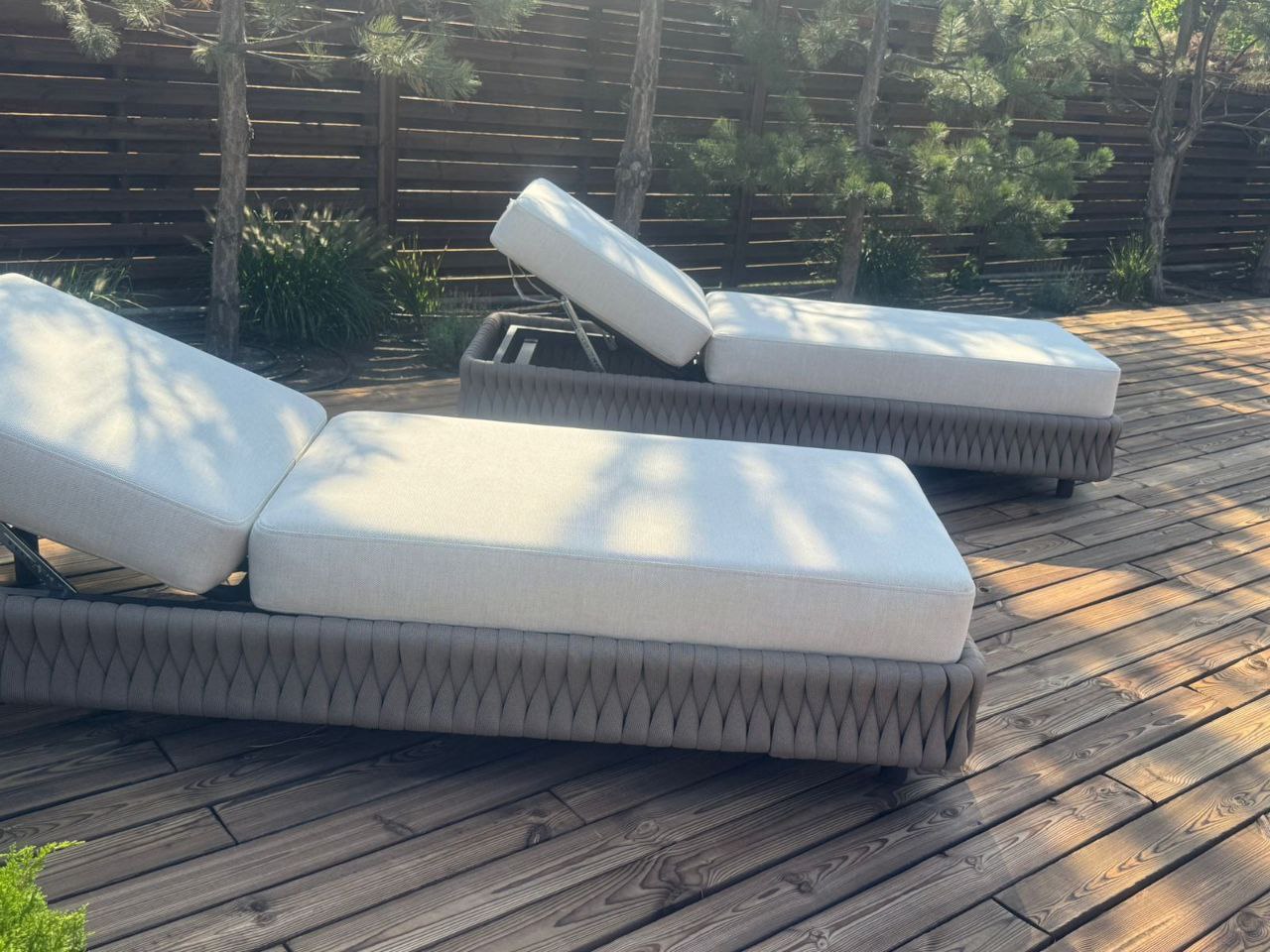 Солярий зона с шезлонгами