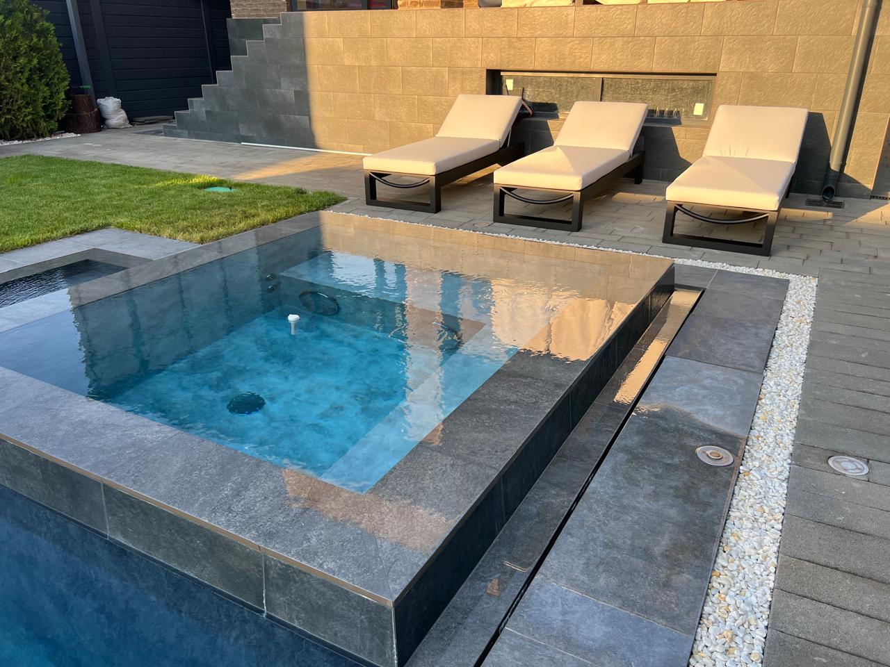 Современные шезлонги у бассейна