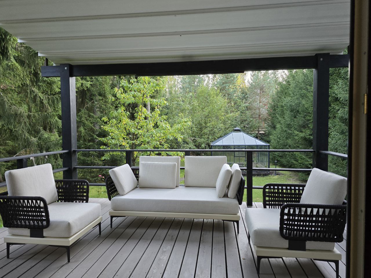 Плетеная мебель в ресторанном дворике